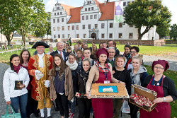 Begrüßung der 200. Schulklasse (Geschichtskurs der 12. Klassenstufe des Heinitz-Gymnasiums in Rüdersdorf / Landkreis Märkisch-Oderland) vor dem Schloss Doberlug zum Projekttag zur Ersten Brandenburgischen Landesausstellung »Preußen und Sachsen. Szenen einer Nachbarschaft« am 10.09.2014, Foto: Michael Gottschalk, photothek.net