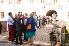 Warten auf Einlass<br>Impressionen vom Eröffnungsfest der Ersten Brandenburgischen Landesausstellung - Foto: Thomas Rafalzyk