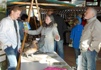 Über das Projekt zur Wiederansiedlung des Auerhuhns im Landkreis Elbe-Elster informierte Projektkoordinator Uwe Lindner (l.) vom Naturpark Niederlausitzer Heidelandschaft, Foto: Pressestelle Kreisverwaltung